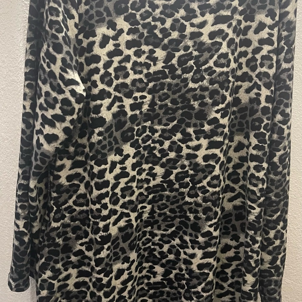 Chic Leopard Print Top - Picture 3 of 3
